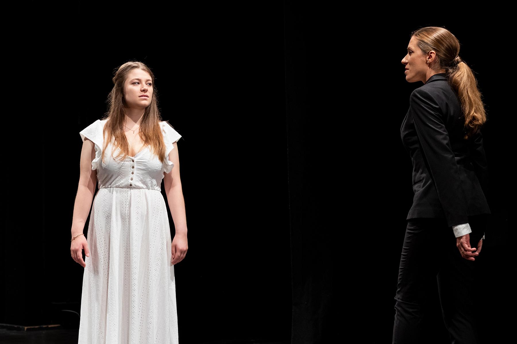 Artemis Sommercamp 2022 - Lisa Rothneiger und Vera Wichers in Maria Stuart | Regie: Rafael Meltzer